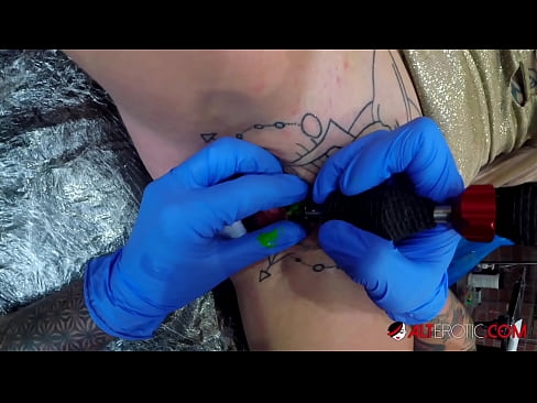 ❤️ Estremamente tatuato hottie Sully Savage ottenuto un tatuaggio sul suo clitoride Pornoal it.myinvest.top ❌❤